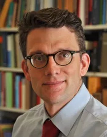 A picture of Prof. Dr. Hannes Bezzel.