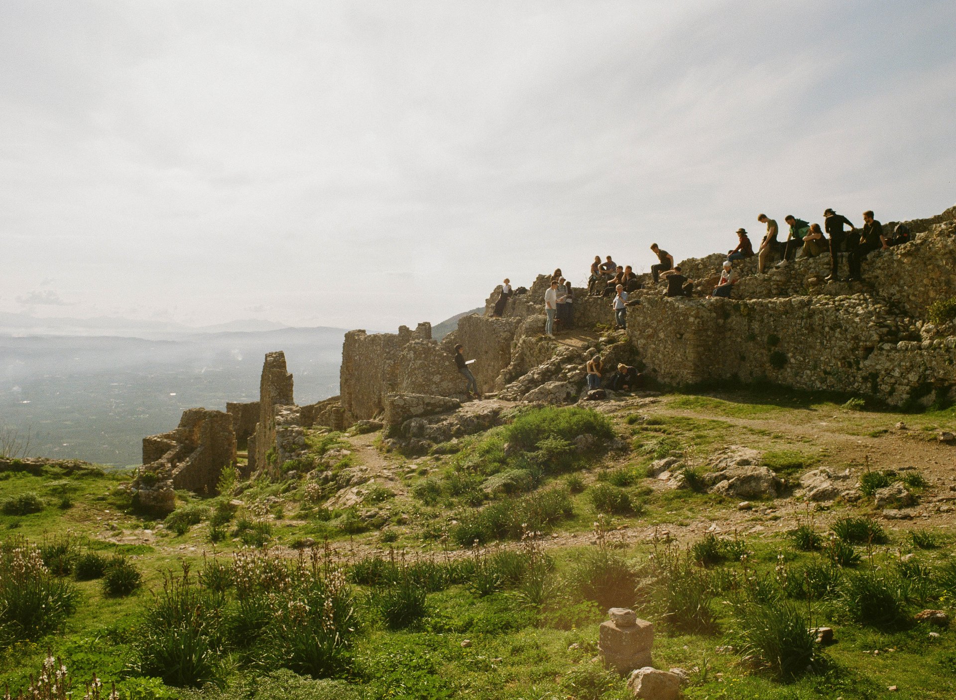 Raffael und Sebastian bei ihrem Vortrag auf der Burg von Mistra